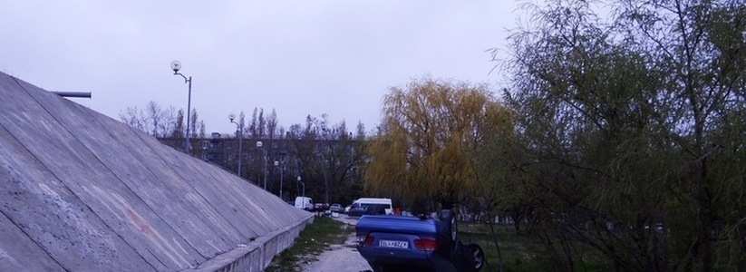 На парковке у Южного рынка Новороссийска авто рухнуло с высоты: видео
