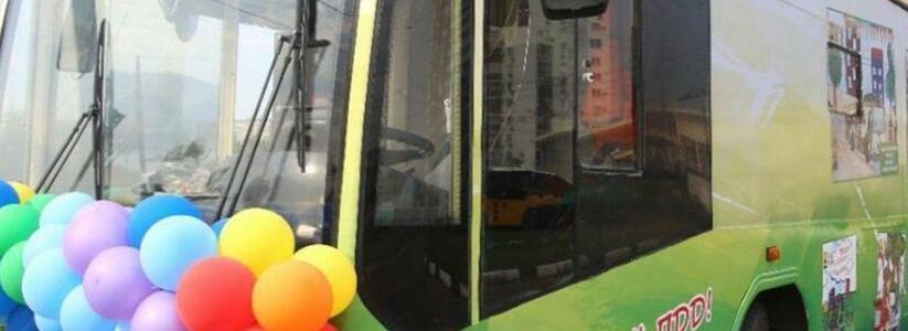 Десять дней по Новороссийску будет ездить «Безопасный троллейбус», украшенный детскими рисунками
