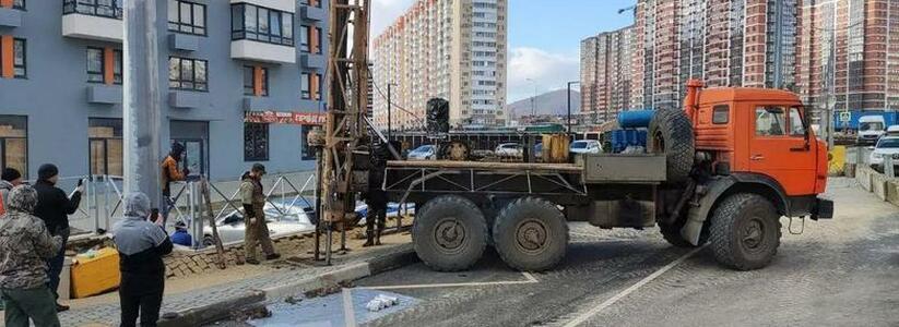 «Один работает - трое на телефон снимают!»: в Новороссийске ремонтируют улицу Мурата Ахеджака