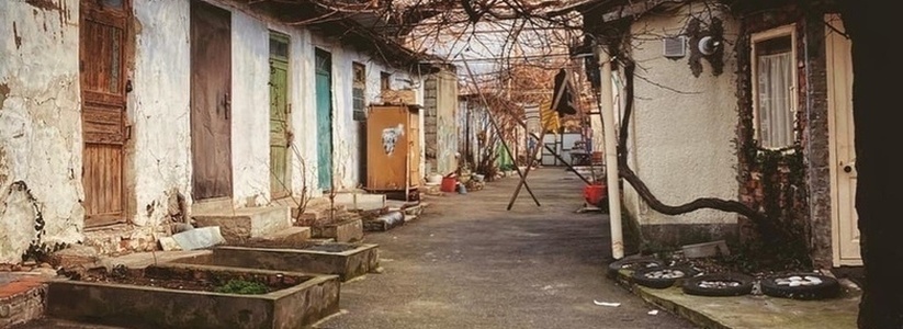 «Страшно, что в этих домах живут люди».  20 фото «другого» Новороссийска от Олега Афонина