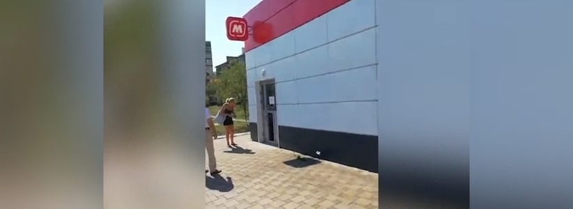 Очевидцы сняли на видео, как мужчина вышибает запасную дверь супермаркета в Новороссийске и скрывается в неизвестном направлении