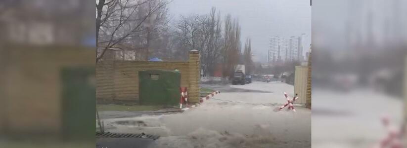 Новороссийск заливает: в городе объявлено штормовое предупреждение