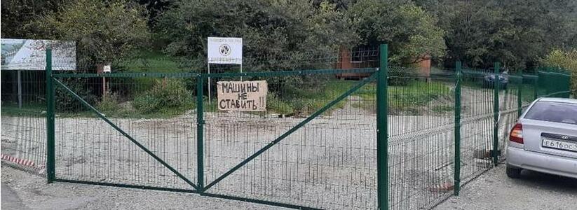 «Обещали убрать!»: новороссийцы возмущены, что забор оградил часть леса и дороги в Абрау-Дюрсо