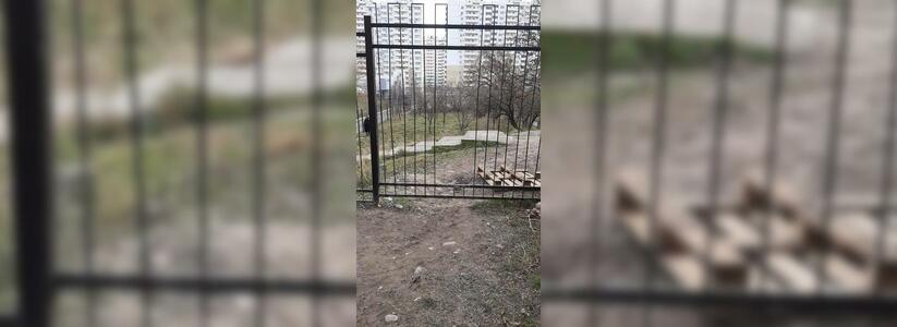 Жители Новороссийска просят обустроить дополнительную калитку для входа во Дворец Творчества со стороны Пионерской рощи