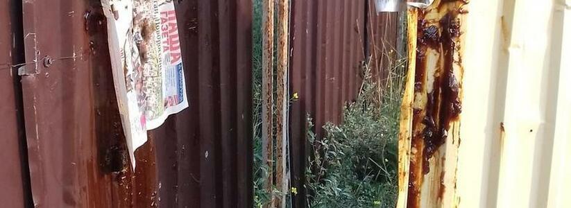 Забор стройки в Прилагунье измазали солидолом: в Новороссийске предотвратили экологическую катастрофу