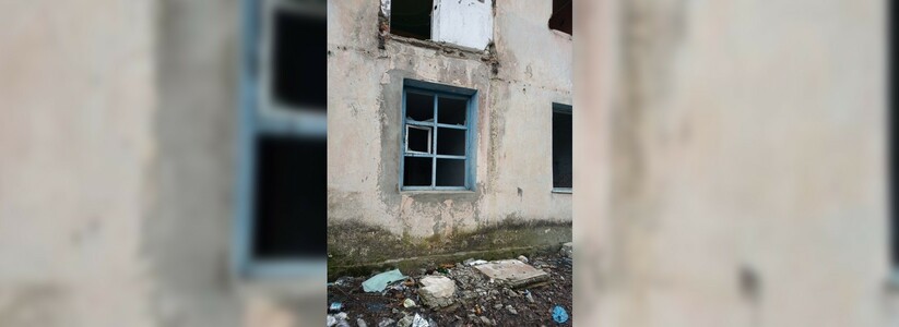 Жители поселка Верхнебаканский требуют решения вопроса с заброшенными зданиями на территории поселка