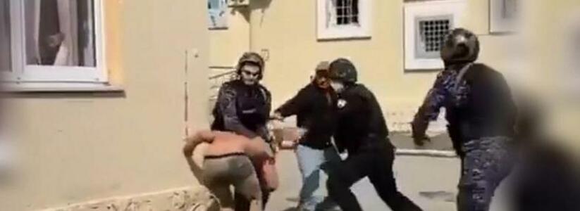 В Новороссийске рядом с "Бон Пассажем" силовики задержали вымогателя (видео)