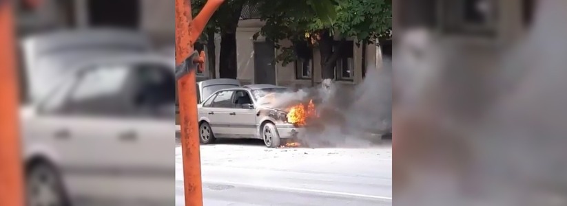 В центре Новороссийска вспыхнул автомобиль: видео охваченной пламенем машины