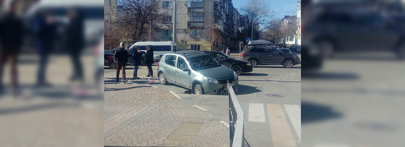 Капкан для машин: в Новороссийске иномарка провалилась колесом под асфальт