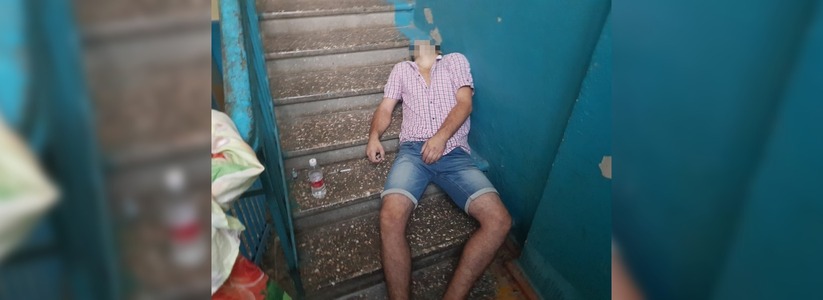 На лестничной клетке дома в Новороссийске жильцы обнаружили погибшего молодого мужчину