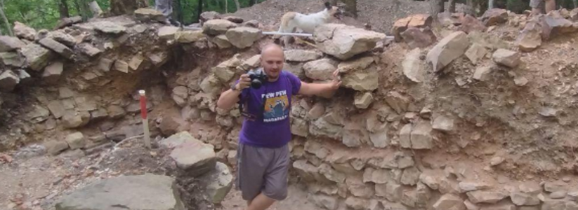 Археологи раскапывают оборонительную стену древнего городища под Новороссийском: видео замка