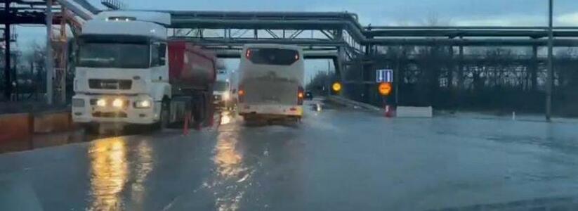 Участок федеральной трассы Краснодар – Новороссийск ушел под воду