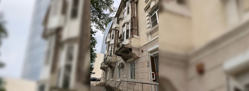 «Вот как выглядит безразличие управляющей компании»: горожане возмущены состоянием одного из старинных зданий Новороссийска