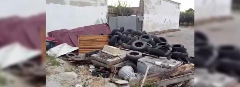 «Помойка под окнами жилого микрорайона»: житель Новороссийска обнаружил свалку покрышек и старых качелей около детского учреждения