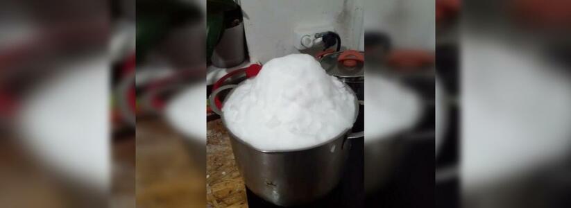 На Кубани жители вынуждены топить снег, чтобы приготовить обед