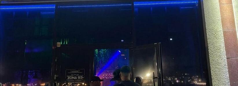 Скандал в ночном клубе: новороссийцы рассказали, что охрана бара вымогала деньги за вход в заведение. Руководство заявляет, что это клевета
