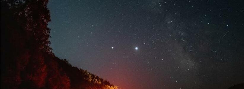 Фотографам из Новороссийска удалось запечатлеть звездопад Персеиды
