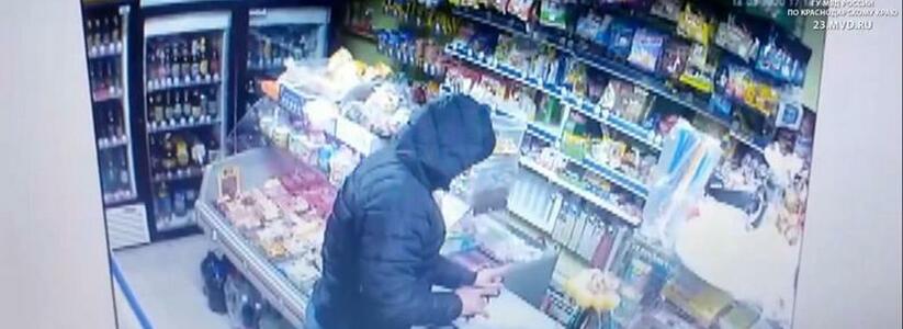 В Новороссийске вооруженный мужчина ворвался в продуктовый магазин и похитил кассу (преступление попало на видео)
