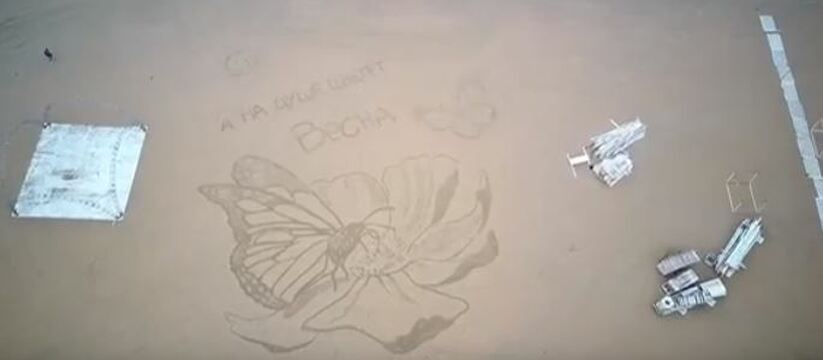 "А на душе цветет весна!": в Анапе художник нарисовал гигантскую бабочку на песке 