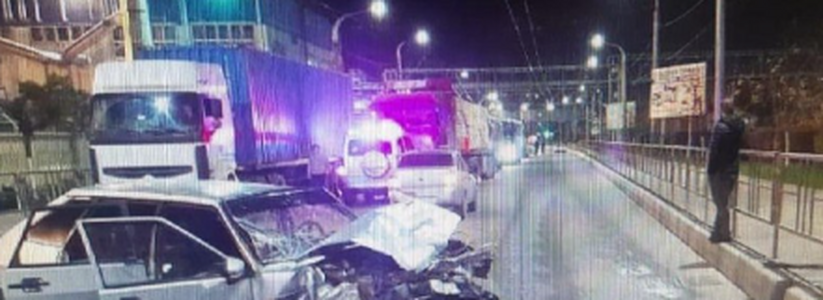 В Новороссийске водитель «девятки» устроил массовое ДТП, а сам оказался зажат в машине