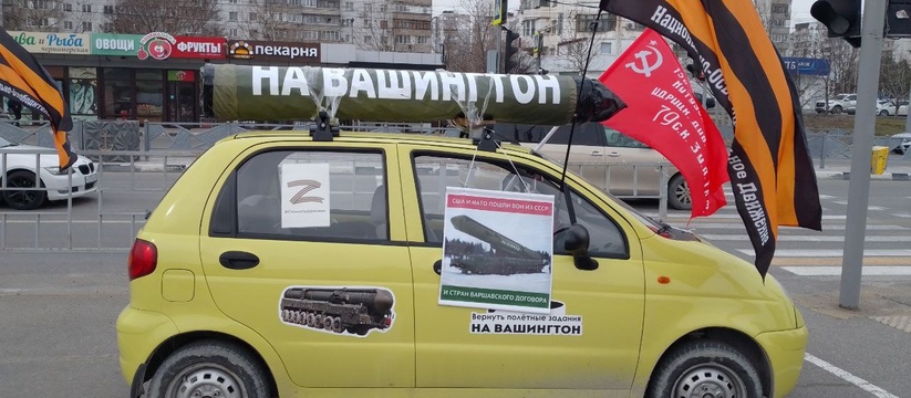 По улицам Новороссийска проехал "сарматмобиль" со знаменем победы