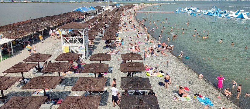 Работу на берегу Черного моря предлагают десятки работодателей Новороссийска и сотни владельцев пляжей по всему побережью.