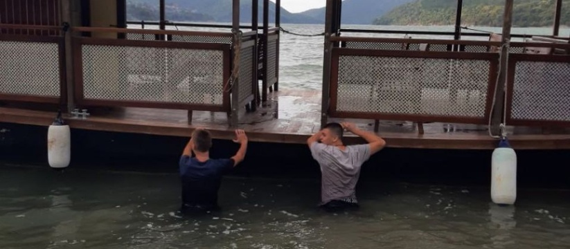«Не раздумывая прыгнули в холодную воду!»: в Новороссийске два брата спасли речной трамвайчик в Абрау-Дюрсо от затопления