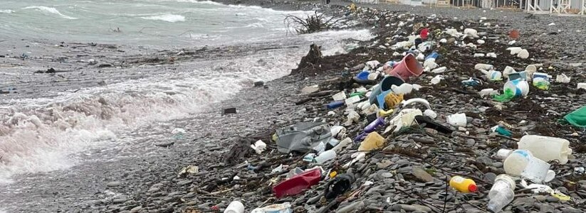 Море вернуло людям их дары: пляж Алексино в Новороссийске завален мусором, а вода стала черной