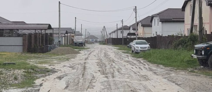 Пригород Новороссийска утопает в грязи и ямах - дорогу отремонтируют к концу года