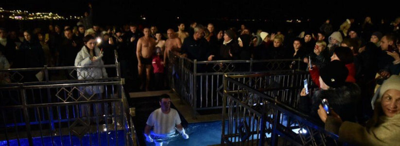 Сегодня ночью сотни православных новороссийцев окунулись в ледяную воду: как верующие отметили Крещение
