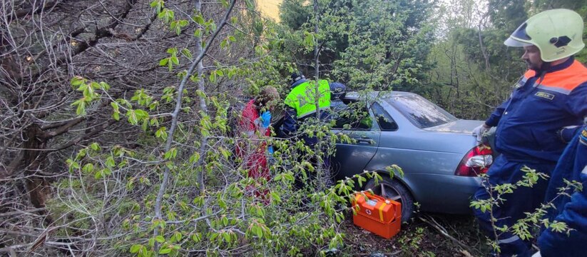Под Новороссийском машина вылетела с трассы и врезалась в деревья