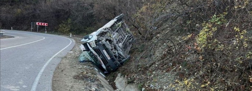 «Пузико греет»: под Новороссийском на серпантине микроавтобус улетел с дороги и перевернулся на крышу
