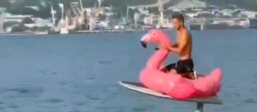В Новороссийске парень катается по морю на розовом фламинго