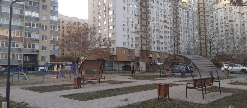 «На балансе не стоит»: в новом сквере на улице Южной в Новороссийске фонари не горят с открытия