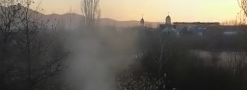 Южные пруды Новороссийска превратились в термальные источники: горожане сняли на видео, как из-под земли валит пар