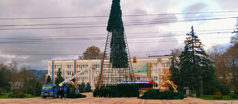 Работа по подготовке к Новому году кипит везде.В Новороссийске начали устанавливать лавную елку возе городской администрации.