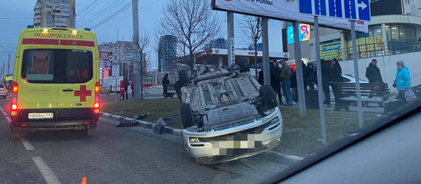 В Новороссийске автомобиль такси перевернулся и влетел в рекламный щит