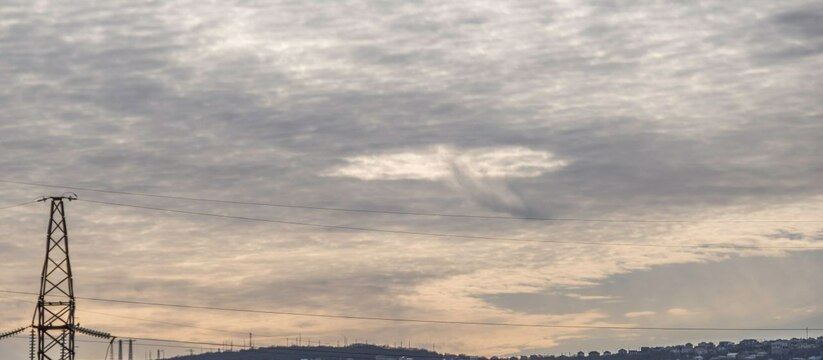 В небе над Новороссийском зафиксировали странные «дыры» из облаков: метеоролог дал объяснение
