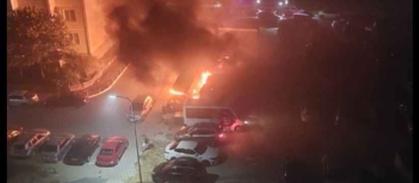 Возгорание произошло на улице Мурата Ахеджака.В ночь 17 августа на улице Мурата Ахеджака 22 и 24 случился пожар &ndash; загорелись мусорные баки.