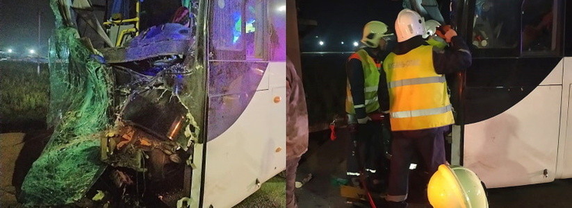 Кабина всмятку, водитель зажат: под Новороссийском пассажирский автобус влетел в стоящий КамАЗ