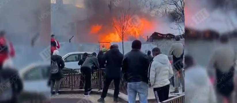 В центре Новороссийска крупный пожар: на месте ЧП работают экстренные службы