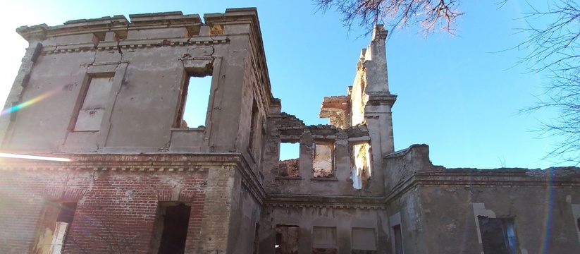 Остатки одной из стен дачи Щенсновича в Новороссийске рухнули: историческое здание рассыпается на глазах