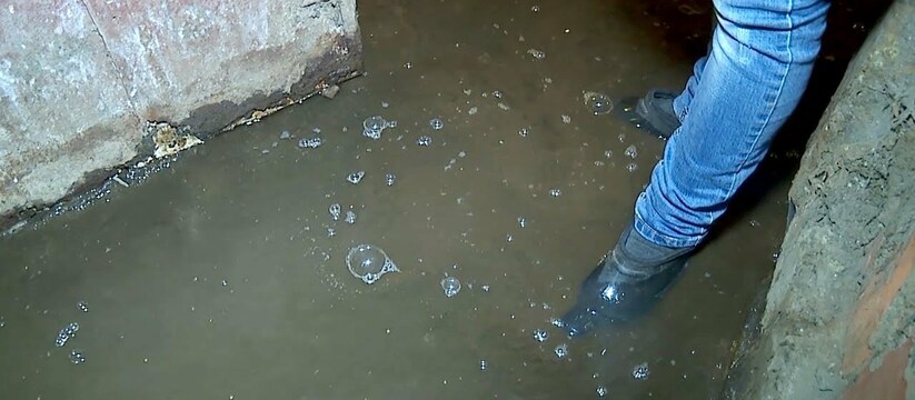 «Вода уже стоит под детской кроваткой!»: в Новороссийске затопило дома жителей двух улиц. "Водоканал" говорит, что фонтаном бьют грунтовые воды