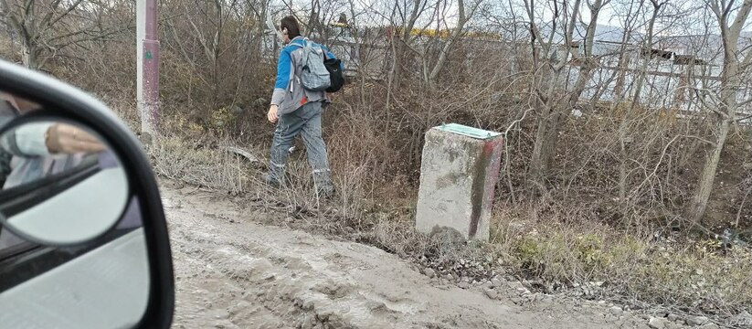 Грязь перелетает даже на тротуар.В Новороссийске улица Солнечная в поселке Цемдолина превратилась в грязевое болото.