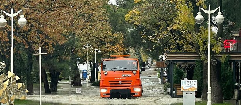 В центре Геленджика после залпового дождя затопило улицы и размыло пляжи