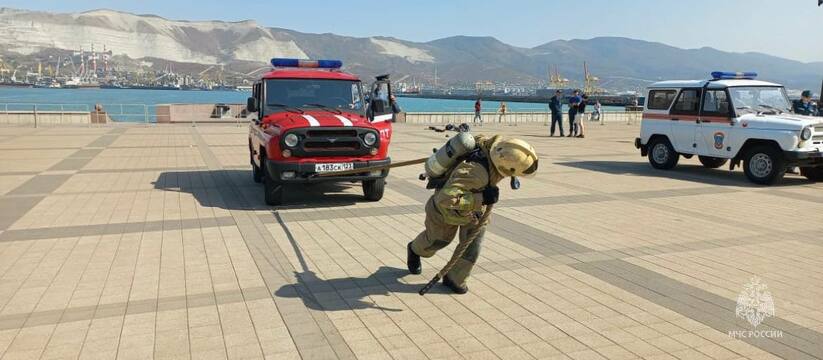 На площади у Морвокзала в Новороссийске спасатели тягали машины и штанги: в городе прошли соревнования по пожарному многоборью