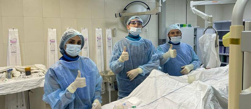 Новороссийские хирурги впервые провели операцию на внутренней сонной артерии пациента без разрезов