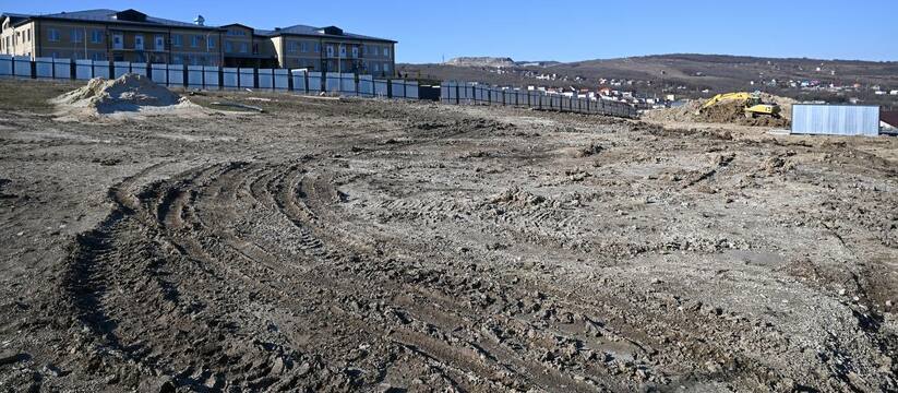 В Южном районе Новороссийска началось строительство новой школы: рабочие приступили к бетонированию свай для фундамента