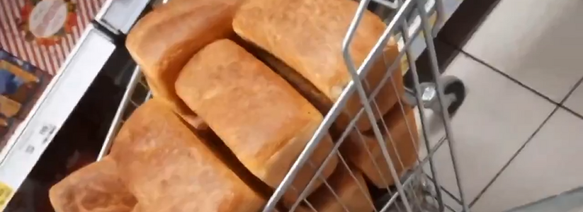 "Это неуважение к людям!": в продуктовом Новороссийска хлеб кучами развозят в грязных тележках
