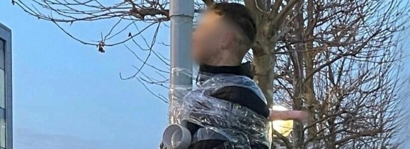 "Это что за приколы такие?!": новороссийца с фаллоимитатором в спине приковали к столбу скотчем
